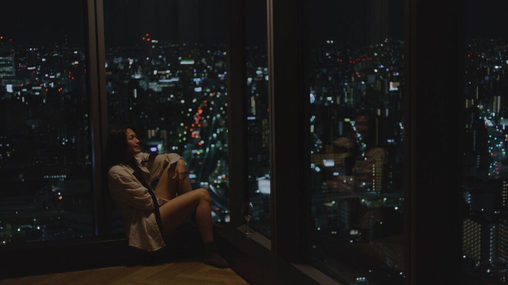 Saki (Jane Oineza) drinks her heartbreak and sorrows away.