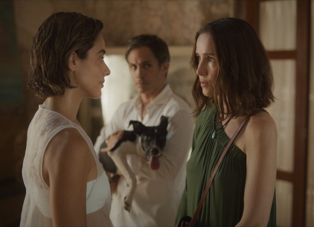 Juana (Esmeralda Pimentel) confronts Silvina (Natalia Oreiro) as Camilo (Gael García Bernal) looks on.